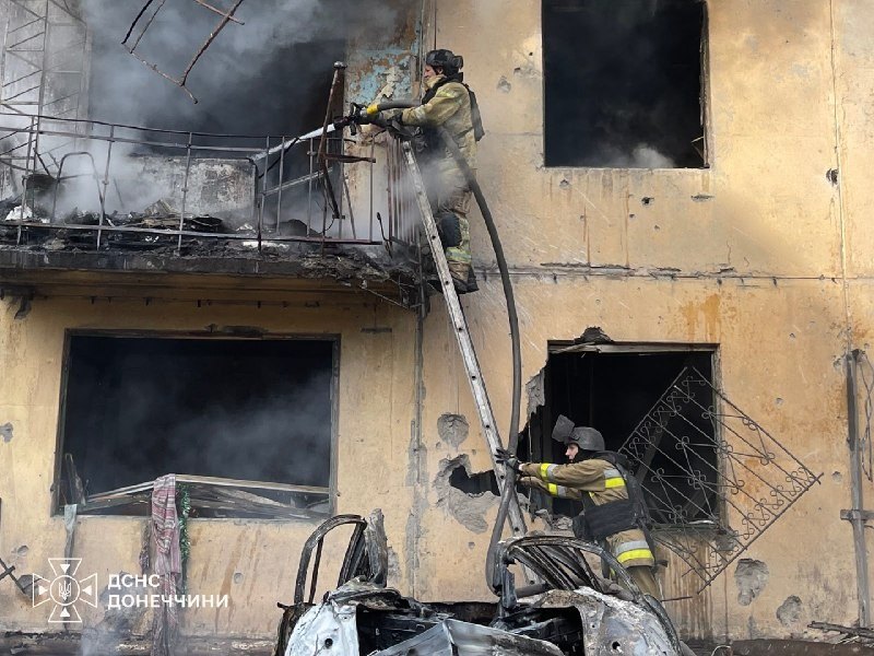 Kramatorsk, 20 Oct: rescuers on a burnt-out balcony of the same block