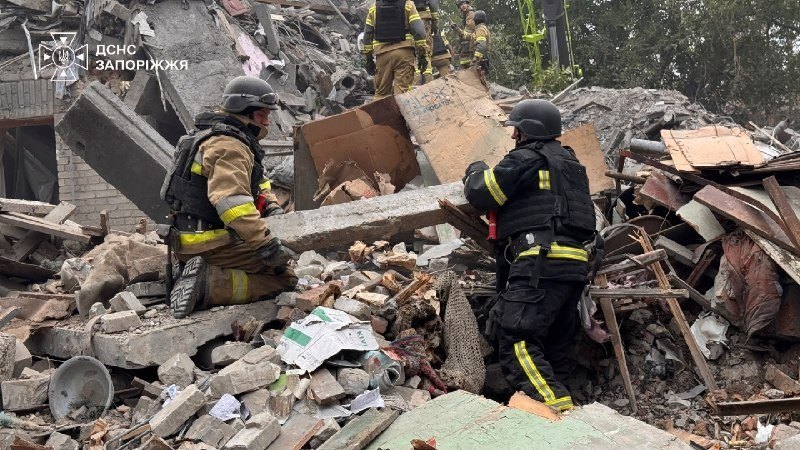 Rescuers dismantle the rubble
