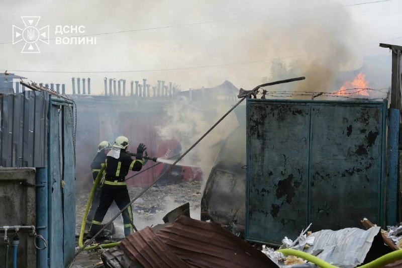 Kirovohrad region, night of 14–15 Oct: firefighters at a burning building