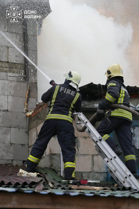 Lutsk: firefighters on a burning roof