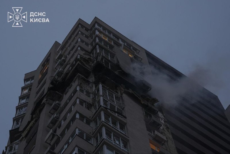 El edificio de viviendas de 24 plantas del distrito de Sviatoshynskyi, en Kyiv, tras el ataque con drones, en la madrugada del 21 oct.