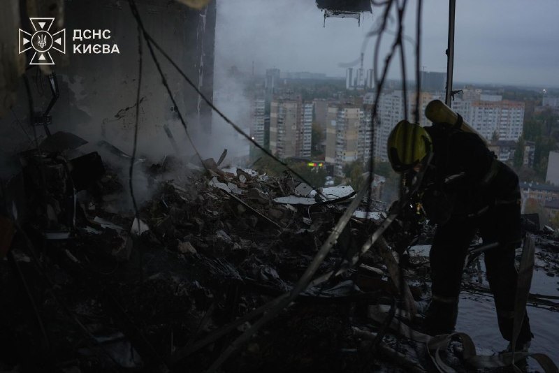 Rescatistas en el apartamento calcinado de la planta 20, 21 oct.