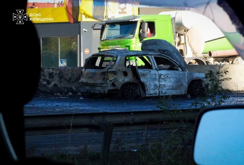 Chabany, 20 oct.: un coche calcinado junto a la autopista