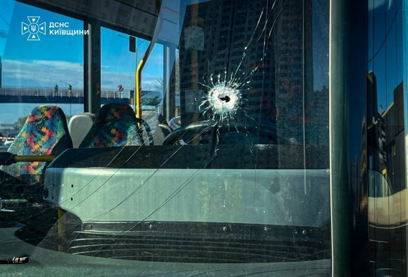 Chabany, 20 oct.: el parabrisas de un autobús perforado por un fragmento
