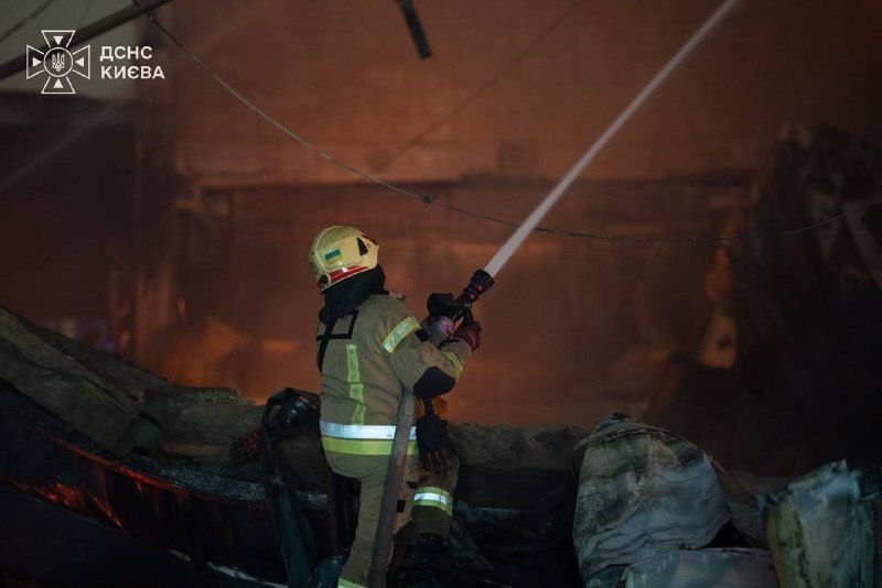 基辅，10月21日至22日夜间：一名消防员扑灭一座被毁建筑中的大火