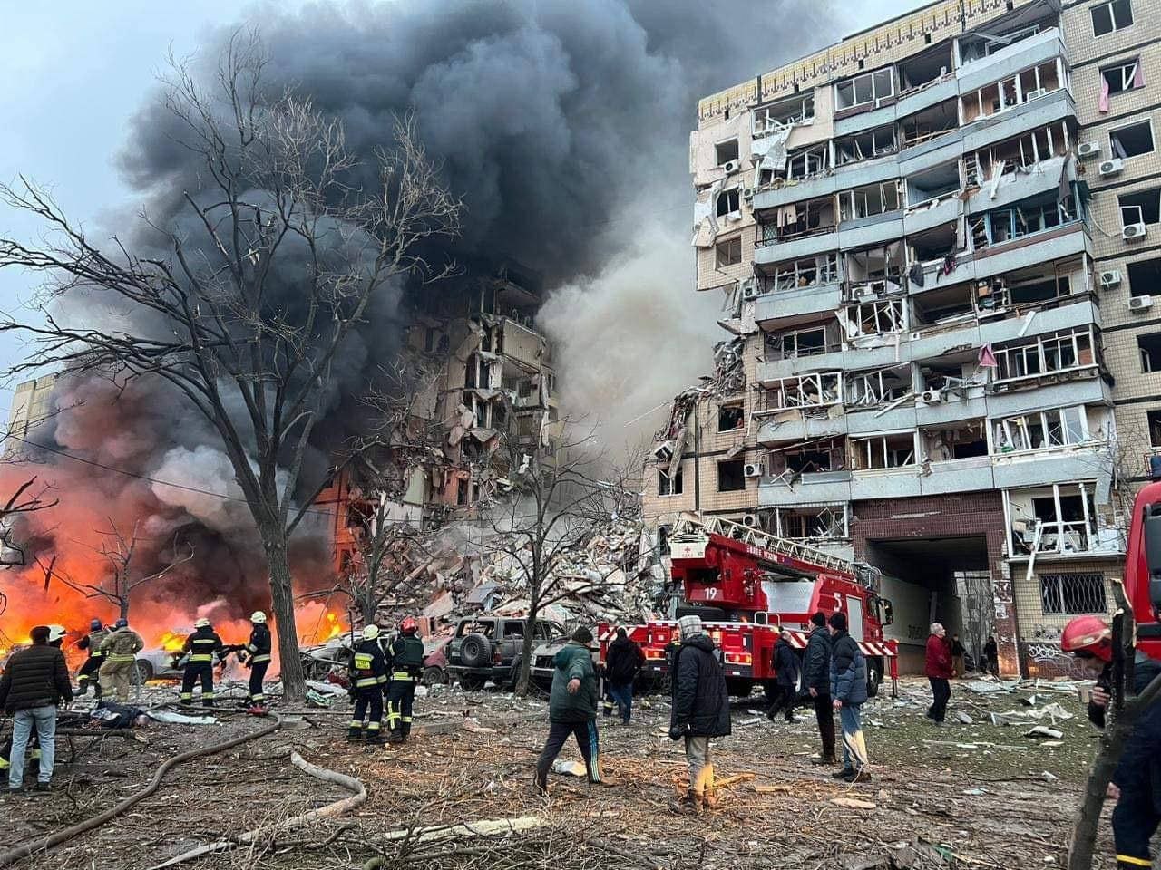 Девятиэтажный дом на Набережной Победы горит после удара, 14 января 2023