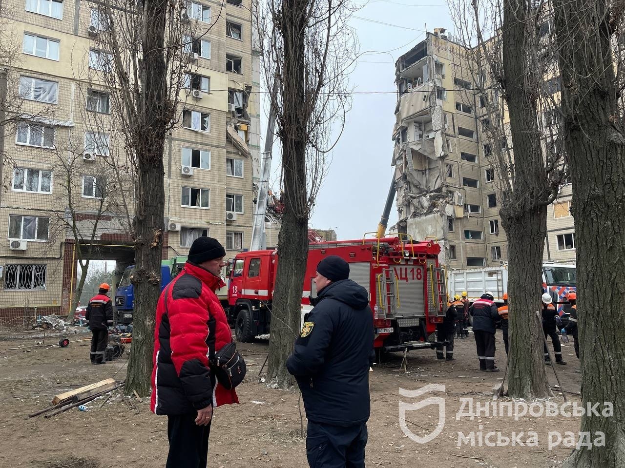 Жители и спасатели у здания