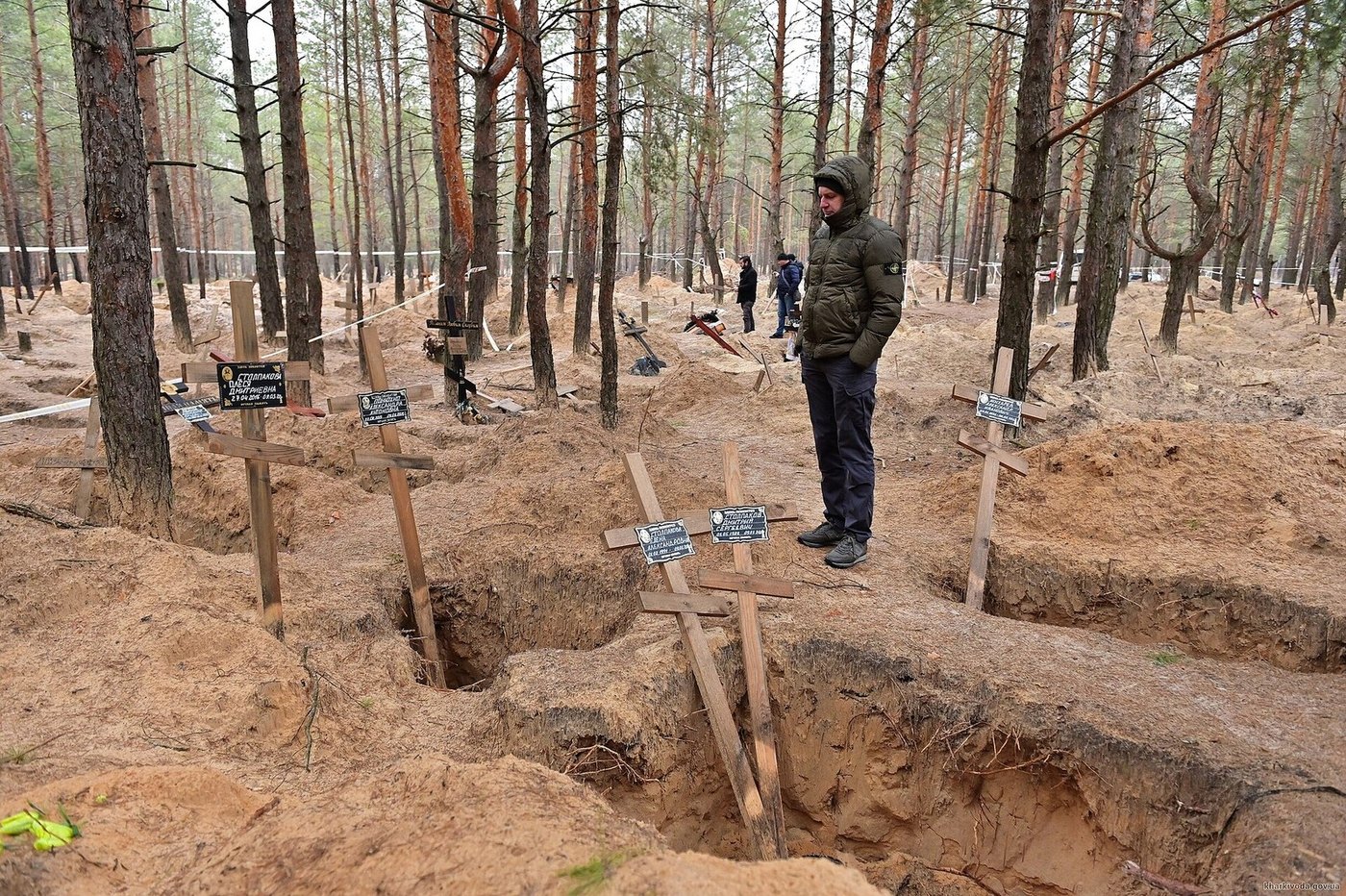 Tombes surmontées de croix en bois sur le lieu d'inhumation, déc. 2022