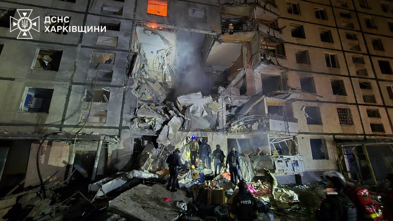 La cage d'escalier effondrée de l'immeuble de neuf étages du district de Saltivskyï, à Kharkiv, pendant les secours de nuit, 31 octobre 2024