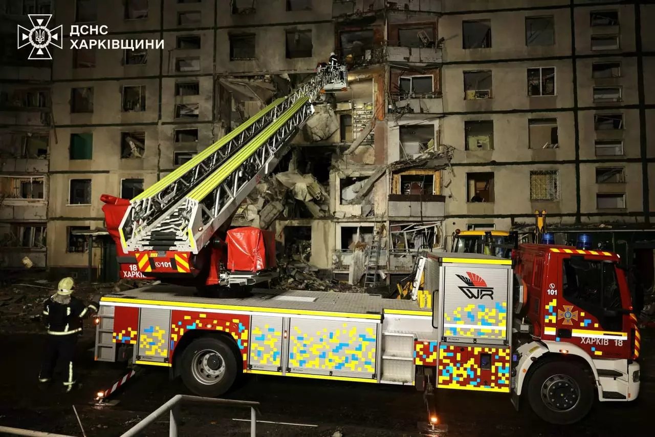 Une grande échelle du Service d'urgence de l'État devant l'immeuble endommagé, nuit du 30 au 31 octobre 2024