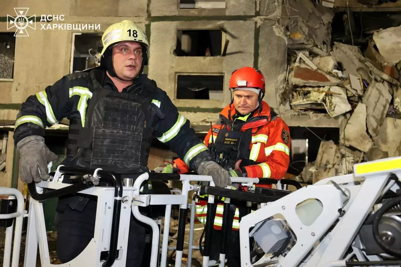 Des secouristes sur la grande échelle devant l'immeuble endommagé, nuit du 30 au 31 octobre 2024