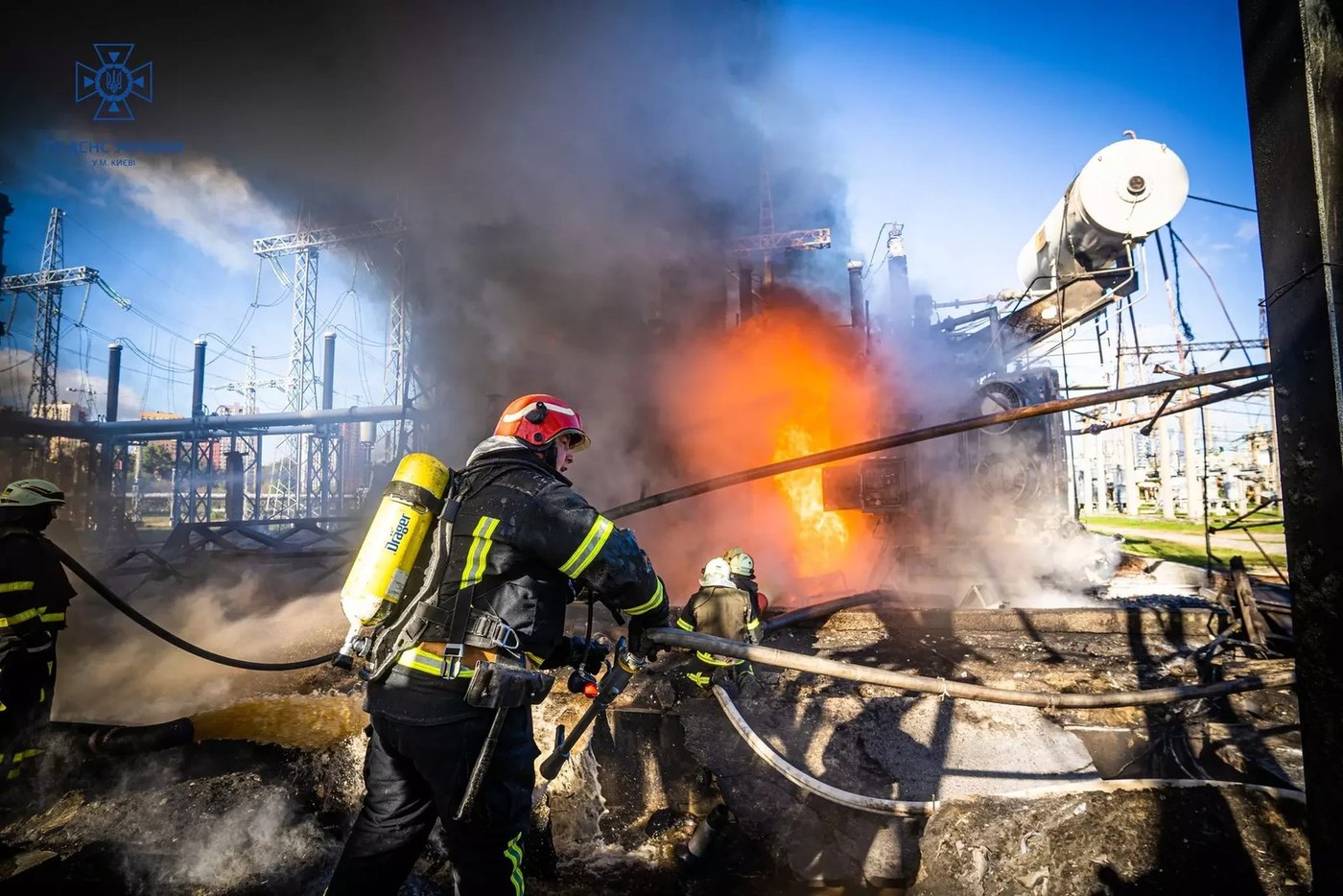 Une centrale de cogénération de Kyiv en feu après des frappes de missiles russes, 10 oct. 2022 — trois semaines avant la frappe qui a coupé l'eau