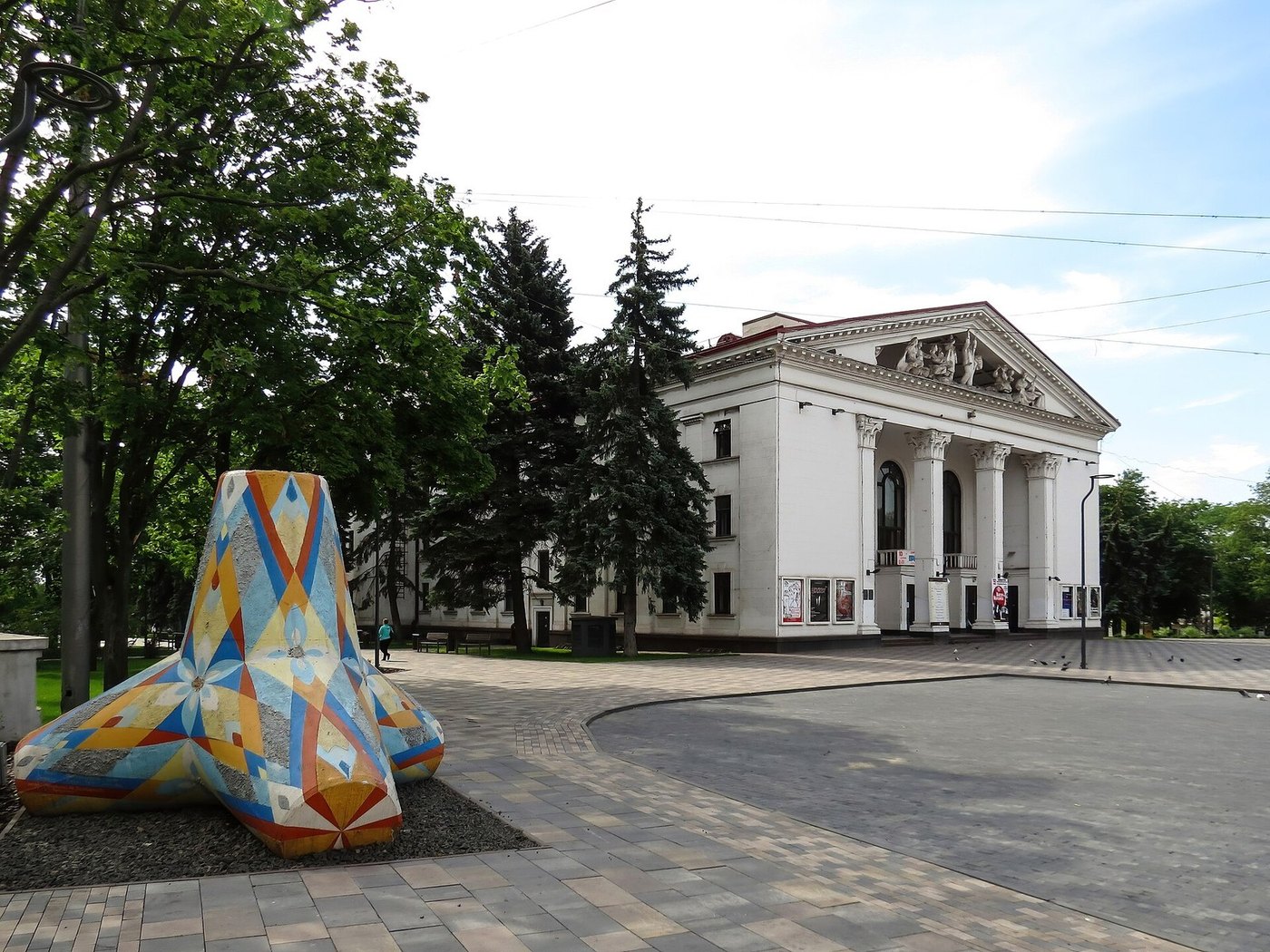 The theatre and Theatre Square before 2022