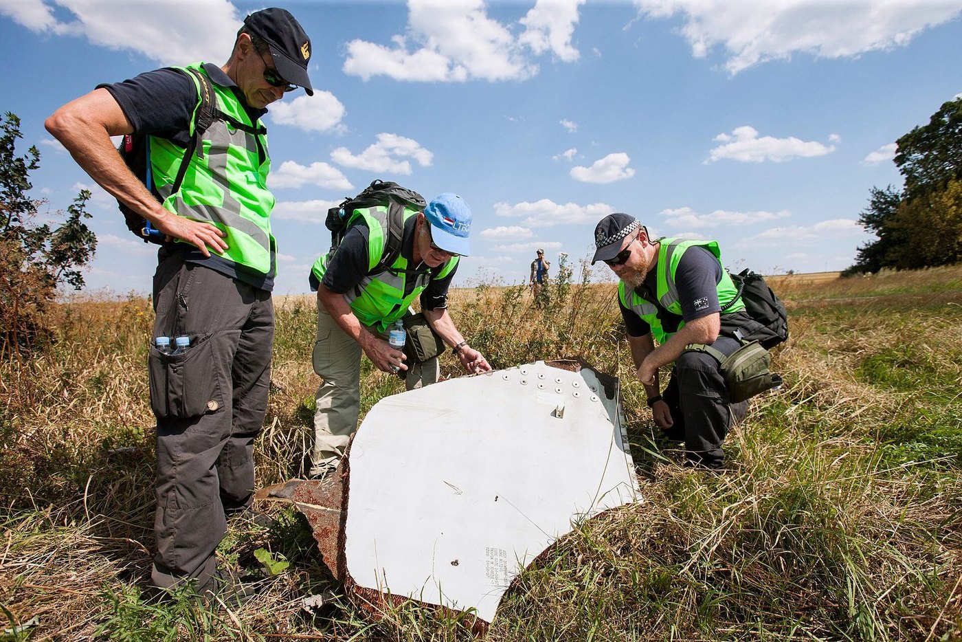 Enquêteurs de la police néerlandaise et australienne sur le site de l'écrasement du MH17 dans l'est de l'Ukraine