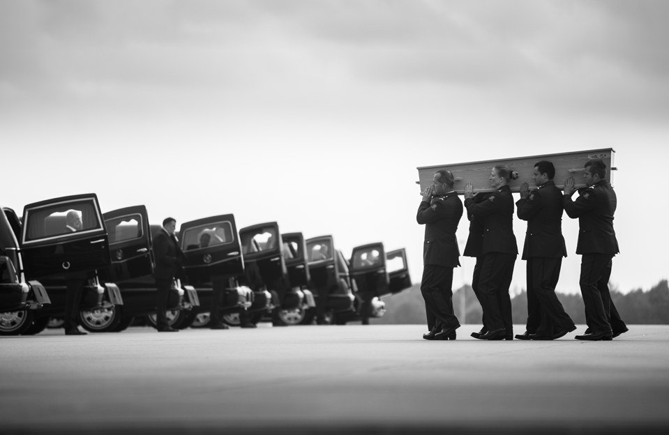 Les cercueils des victimes du MH17 arrivent de Kharkiv à la base aérienne d'Eindhoven, juillet 2014