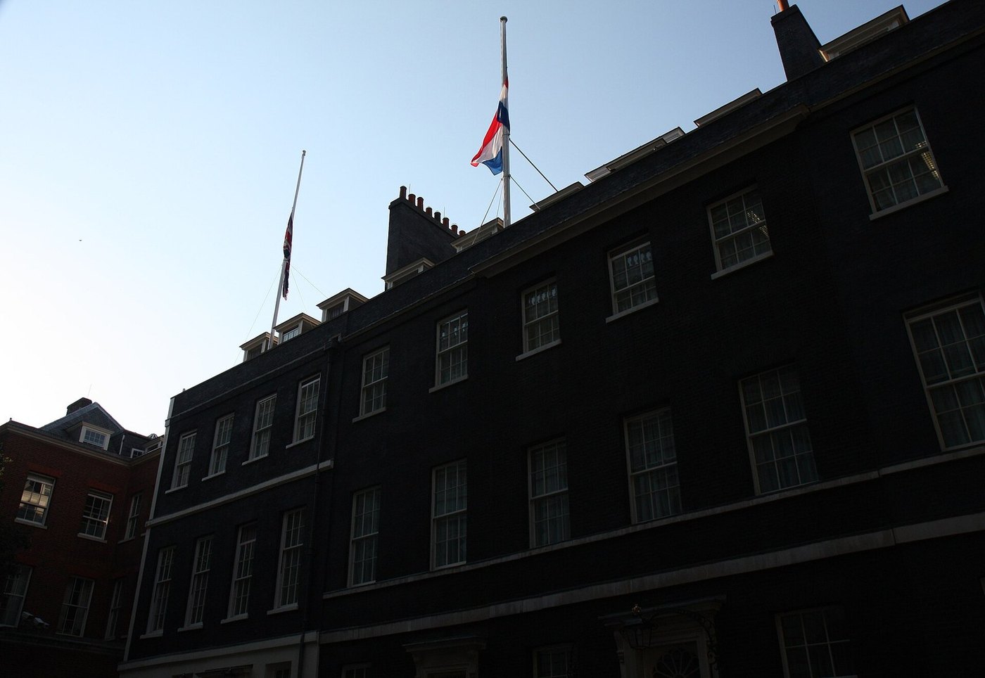 Drapeaux britannique et néerlandais en berne à Downing Street, juillet 2014