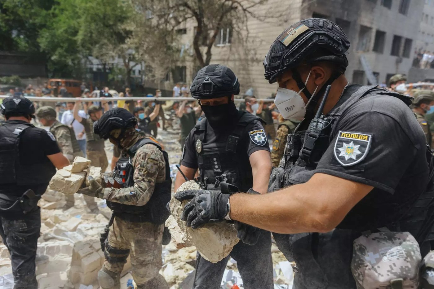 الشرطة والمنقذون في الموقع