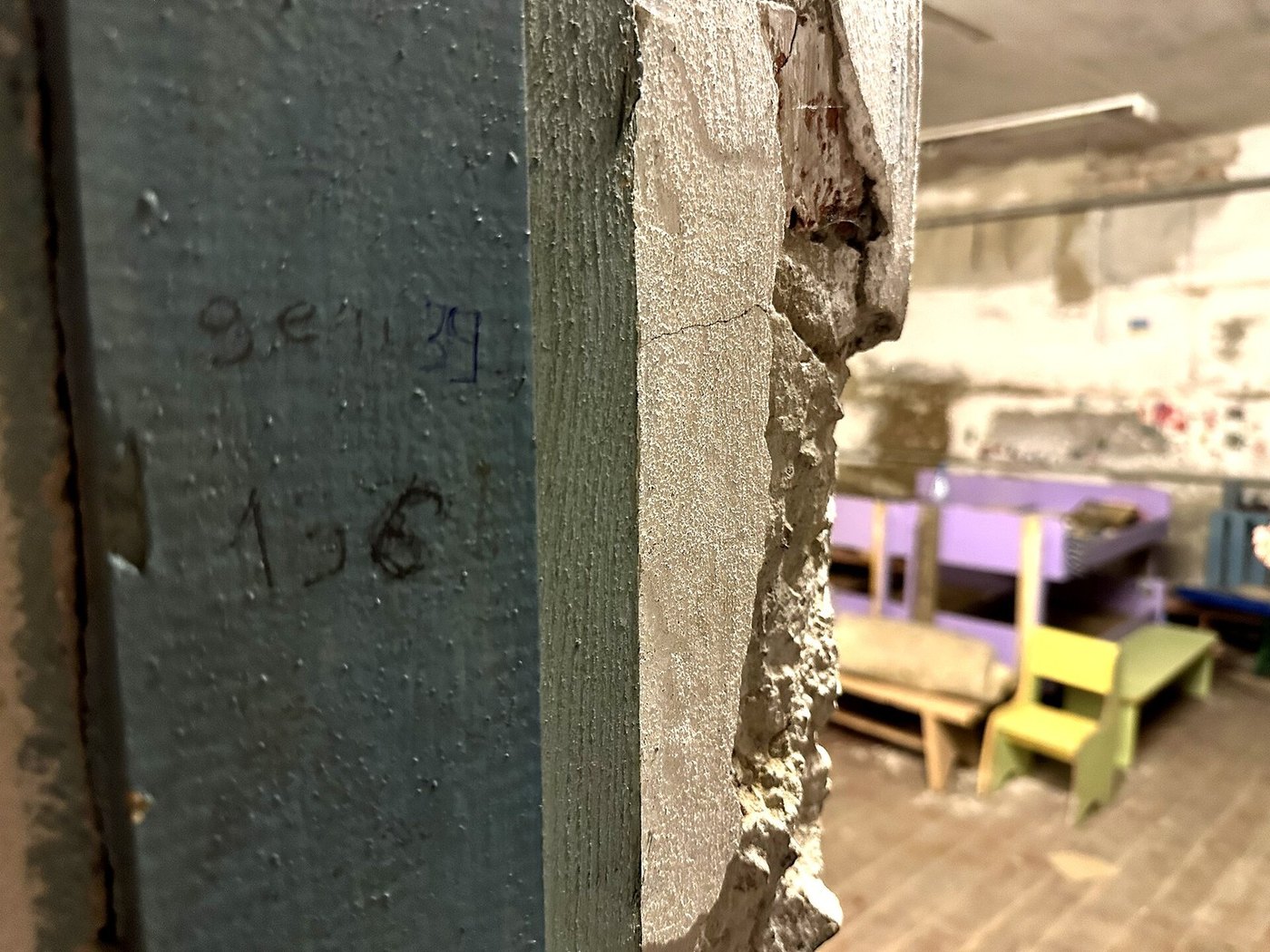 地下室一扇门上的字迹：136名成人，39名儿童