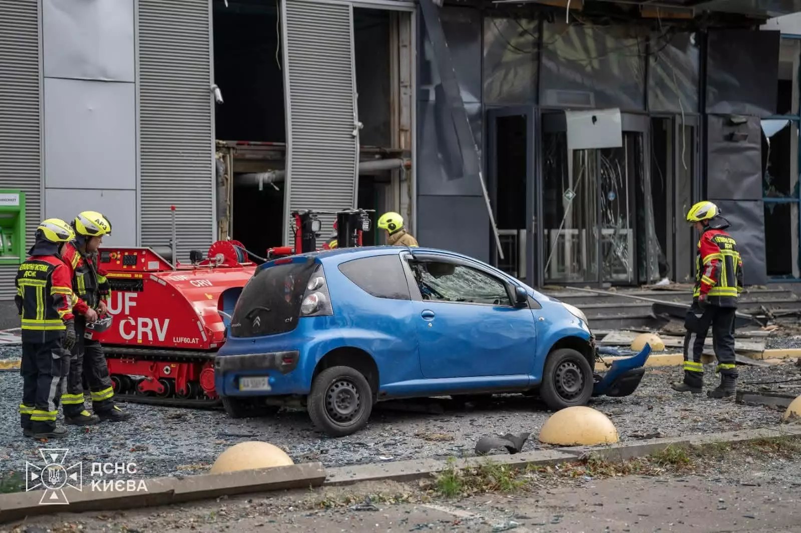 Kyiv, Solomianskyi district, 25 September: rescuers at the office building and car park hit by a drone
