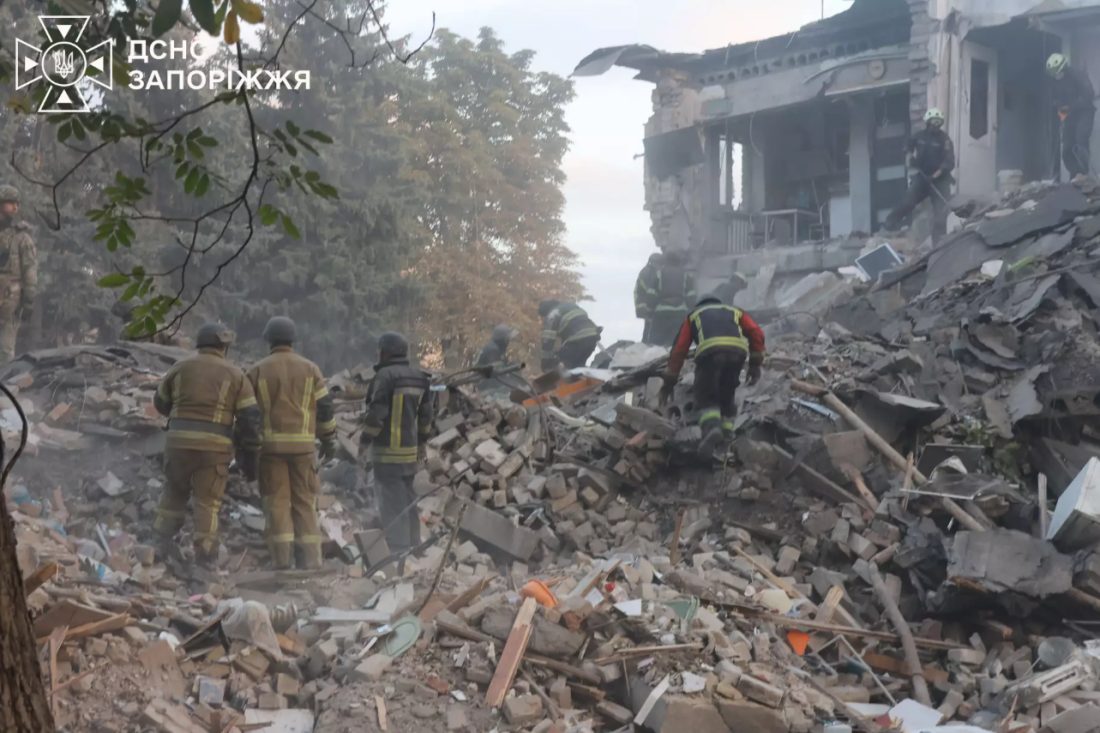 Zaporizhzhia: rescuers on the collapsed entrance section, 11 October